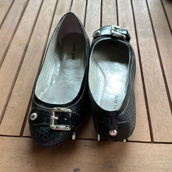 Gianni Bini black flats in good condition. Size 8. - Picture 2 of 5